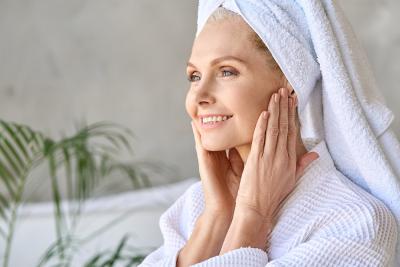 Mejores limpiadores faciales para piel madura